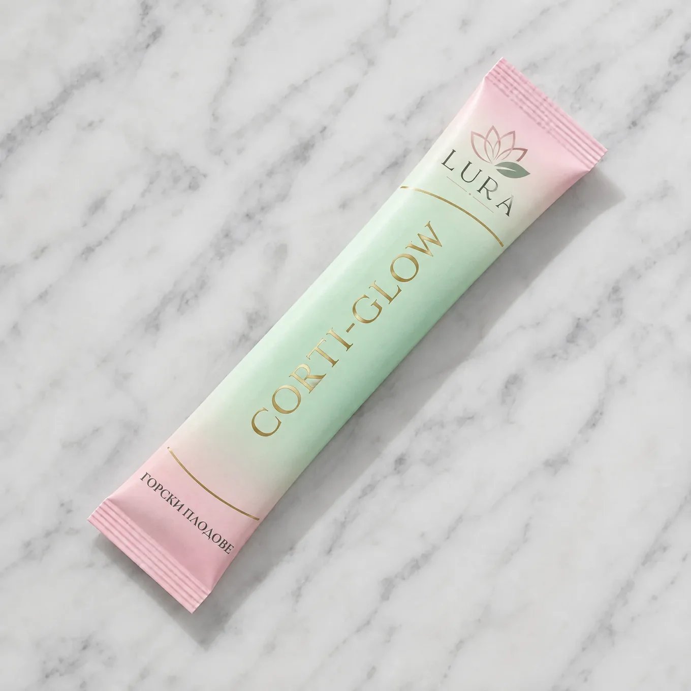 Саше Corti-Glow с вкус на горски плодове върху мрамор