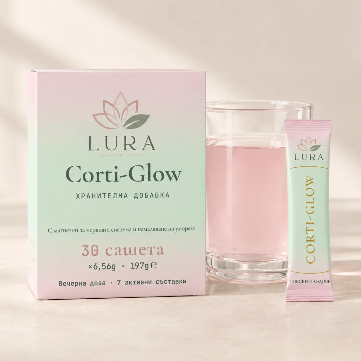 Кутия Corti-Glow, чаша с бледорозова напитка и саше на плот